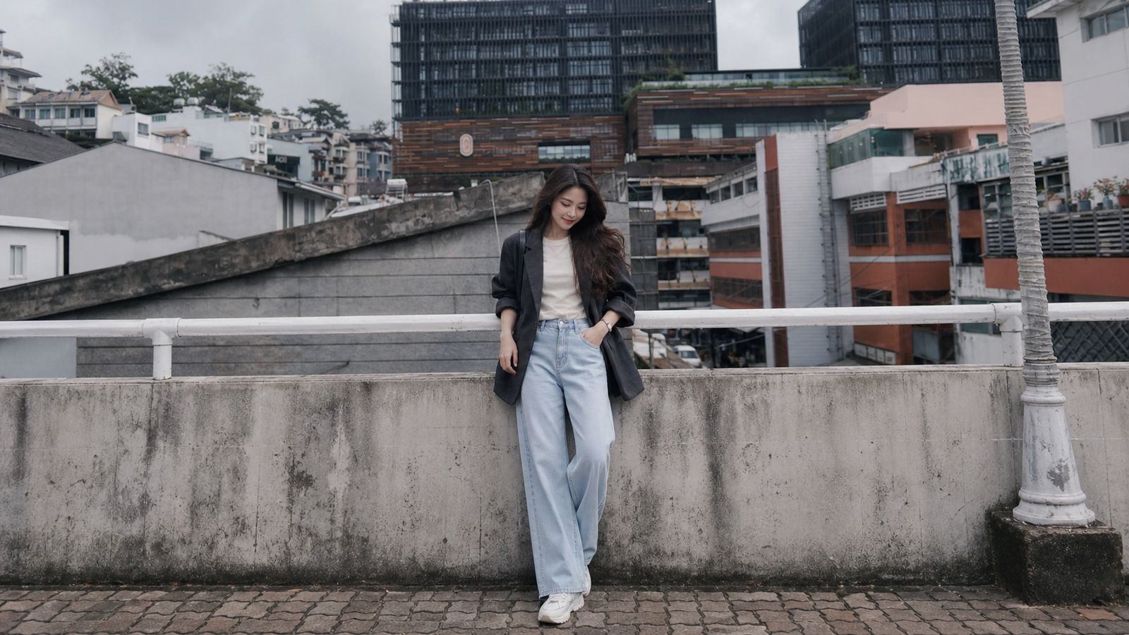 Áo thun trơn phối jeans và blazer nhẹ cho chuyến đi Đà Lạt