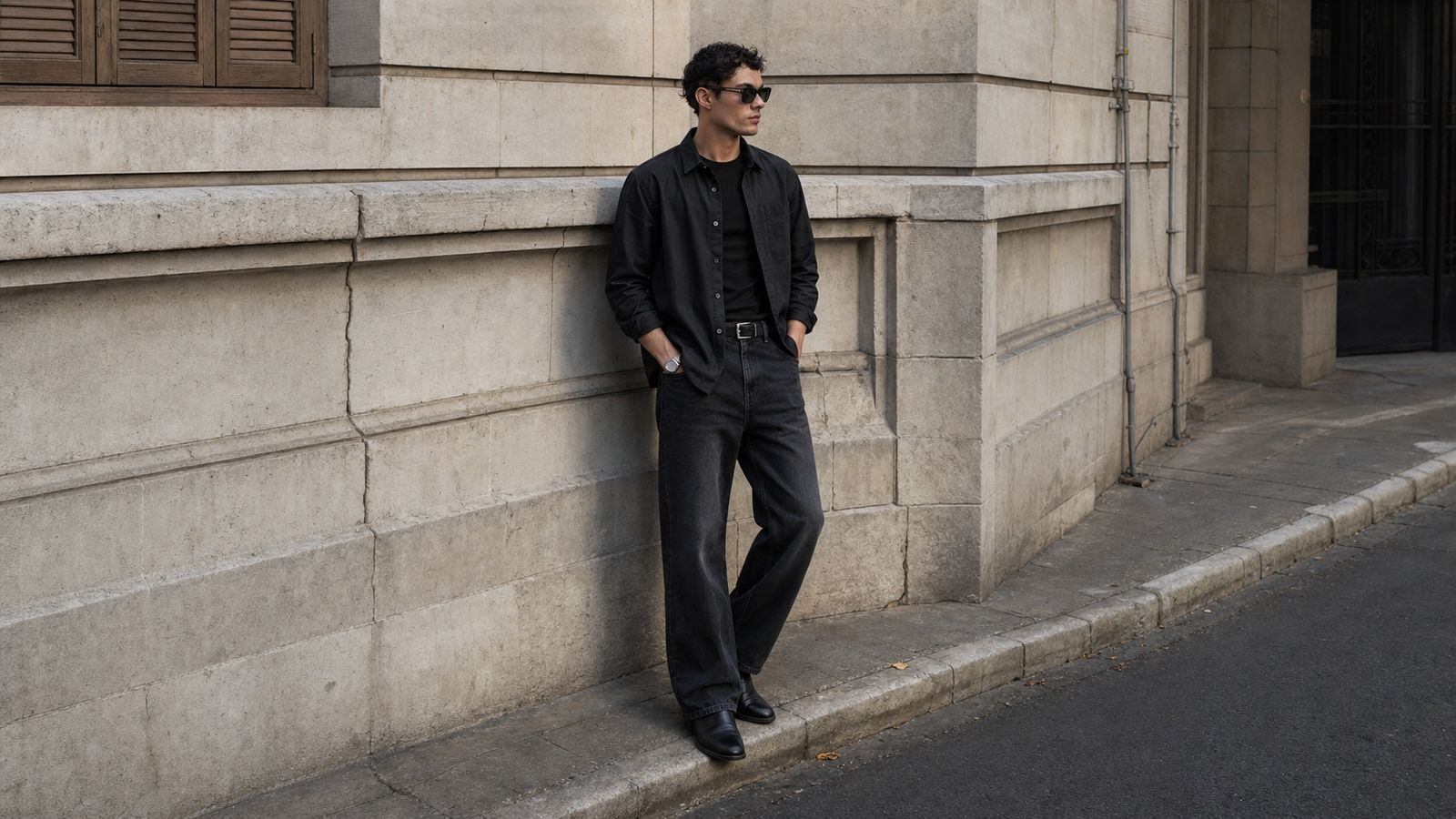 Áo thun trơn, sơ mi và quần jeans là nhóm dễ chụp nhất cho nam