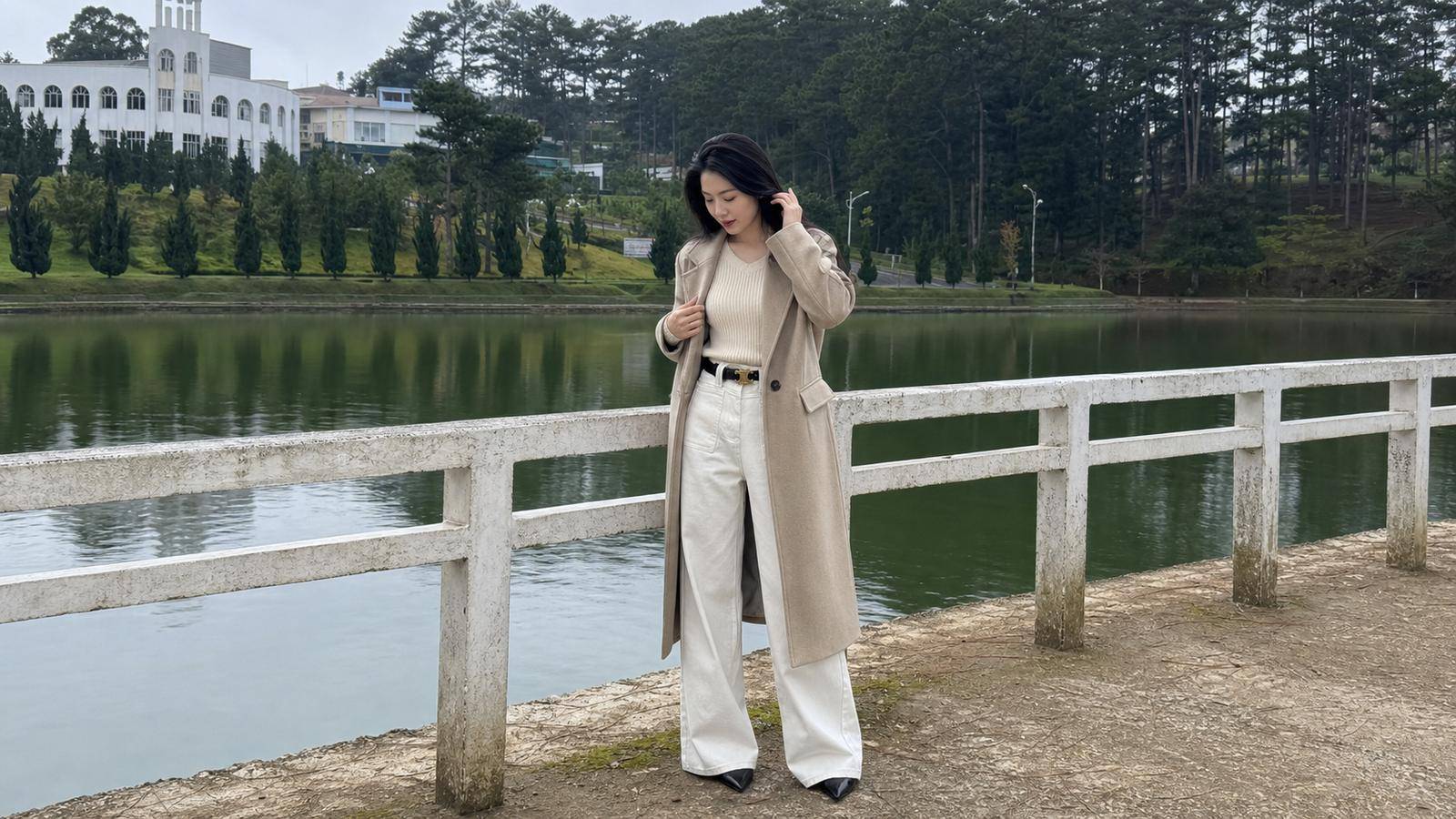 Knit top phối quần suông và áo khoác dạ nhẹ cho Đà Lạt