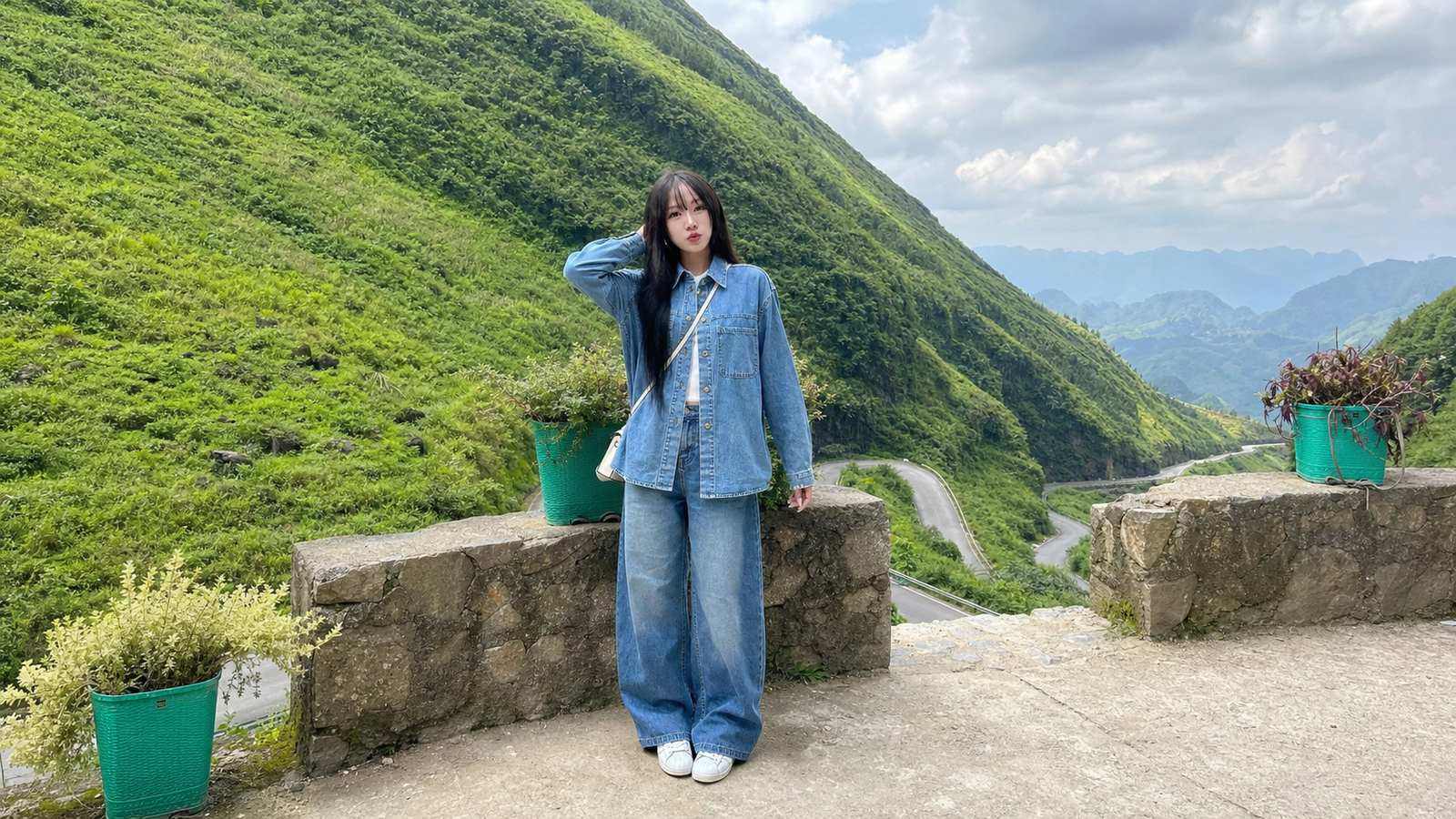 Set denim đồng màu hoặc gần tông cho outfit cá tính ở Hà Giang