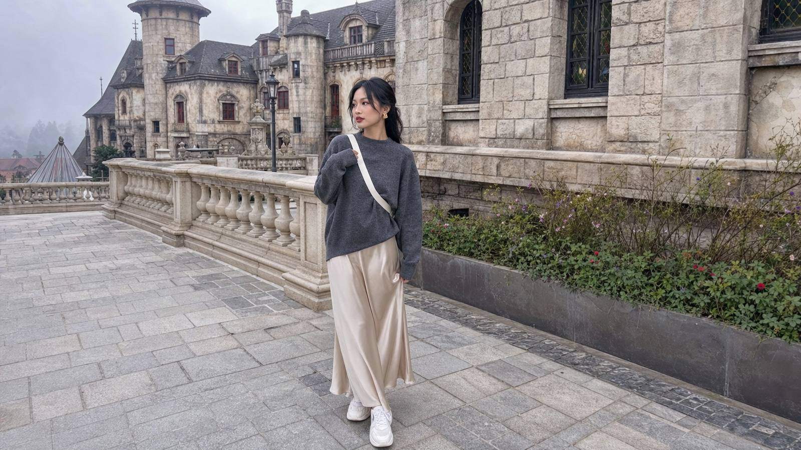 Áo len mỏng phối chân váy satin cho outfit se lạnh ở Bà Nà Hill