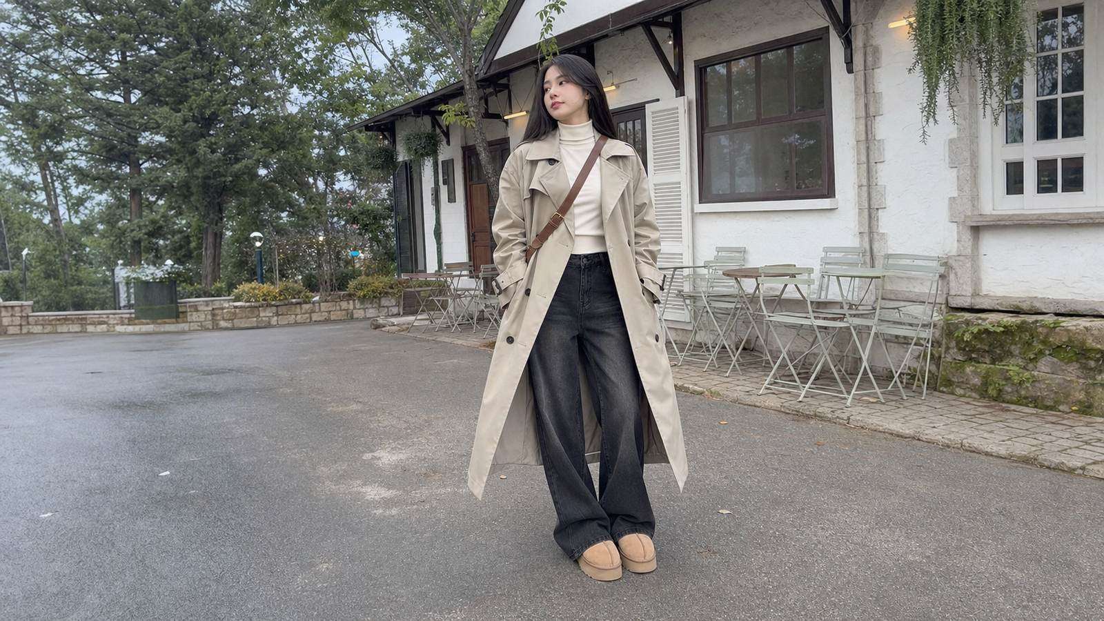 Áo cổ lọ mỏng phối trench coat cho ngày trời lạnh ở Đà Lạt