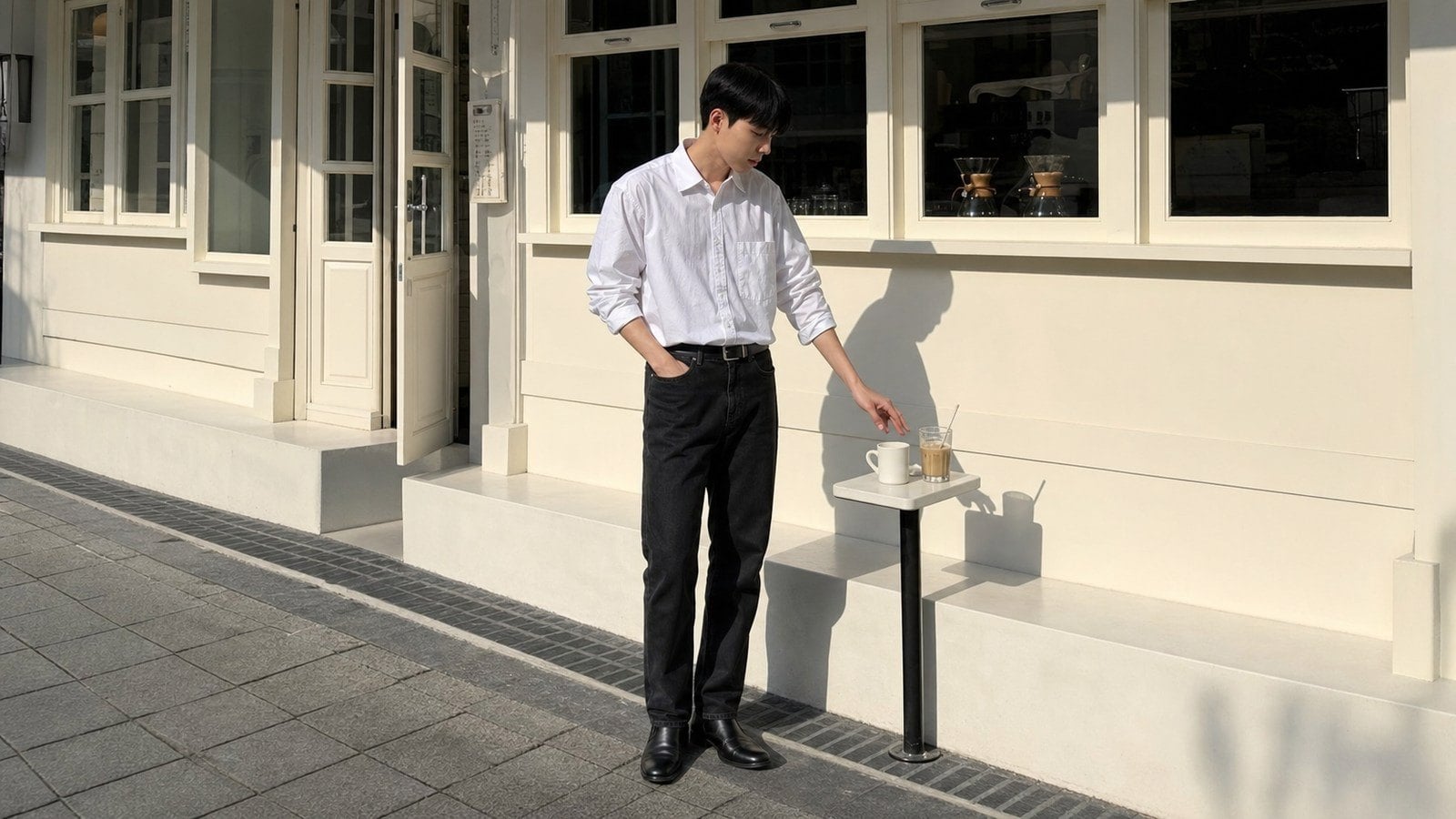 Áo sơ mi trắng nam với jeans đen