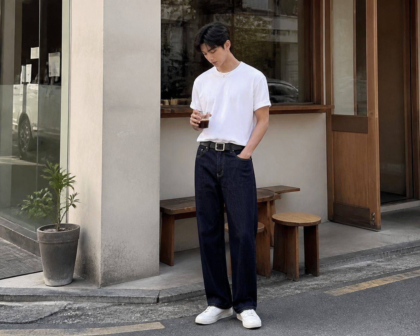 Raw denim phối áo thun trắng hoặc sơ mi oxford