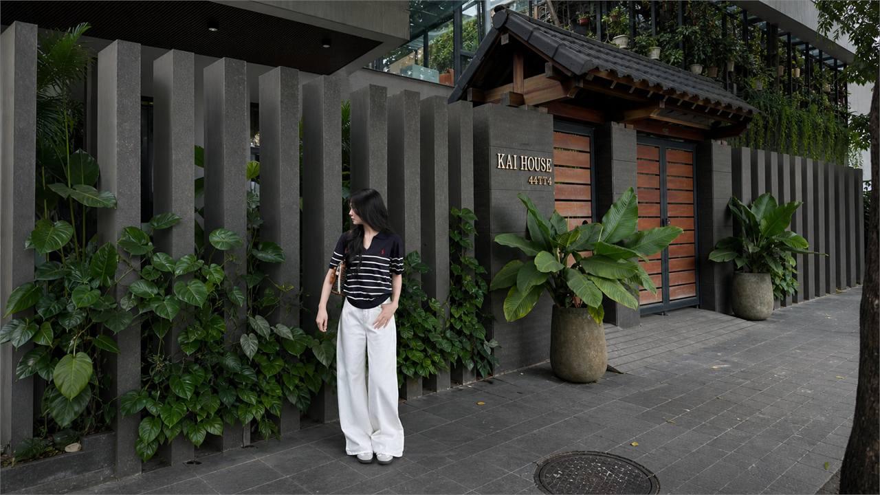 Quần ống rộng phối theo hướng thanh lịch để đi làm gọn gàng