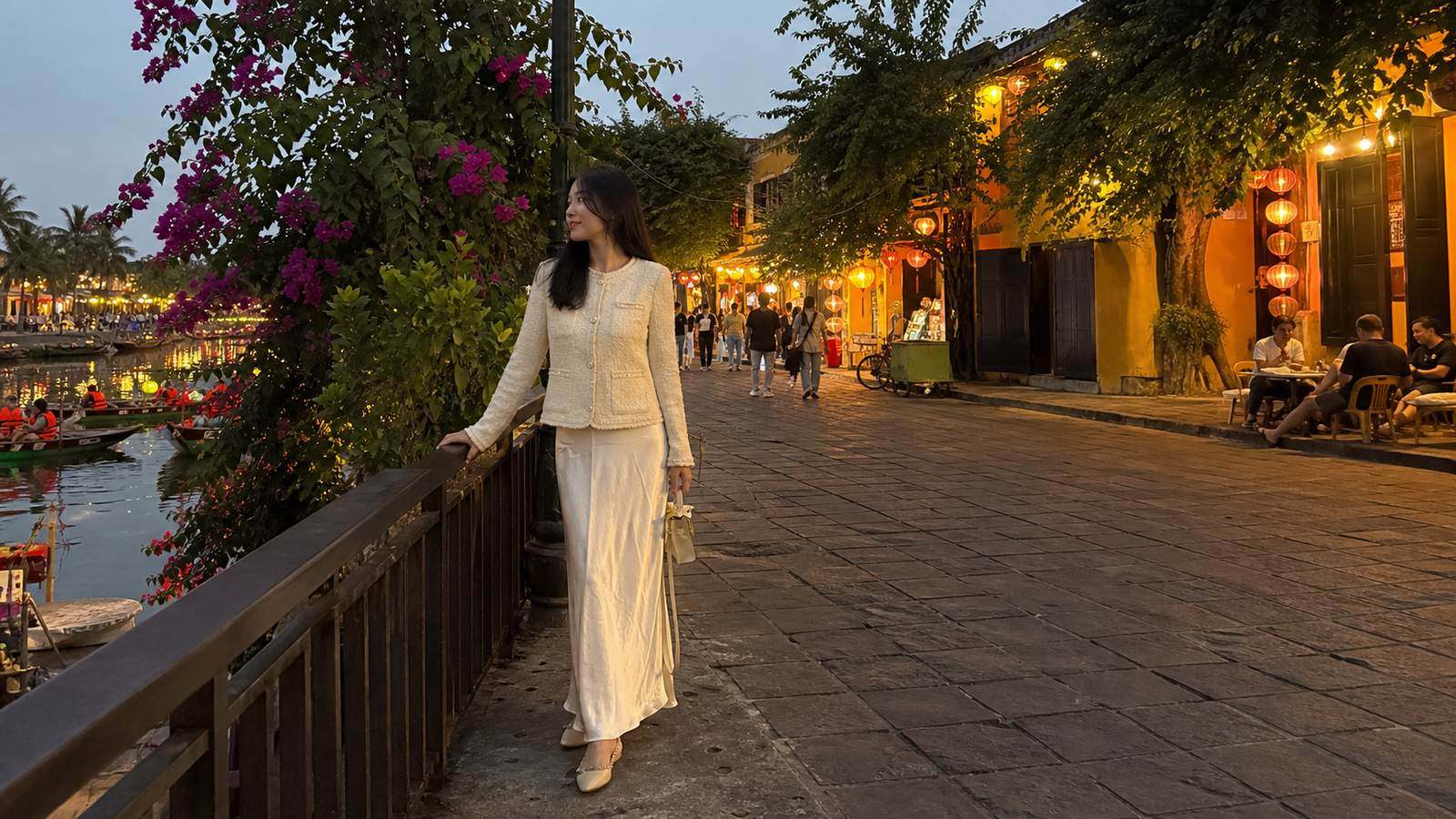 Đầm maxi trơn màu sáng hoặc màu đất rất hợp phố cổ Hội An