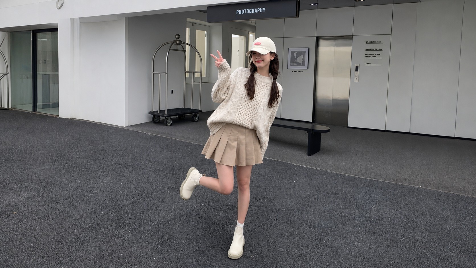 Áo len oversize phối với chân váy ngắn