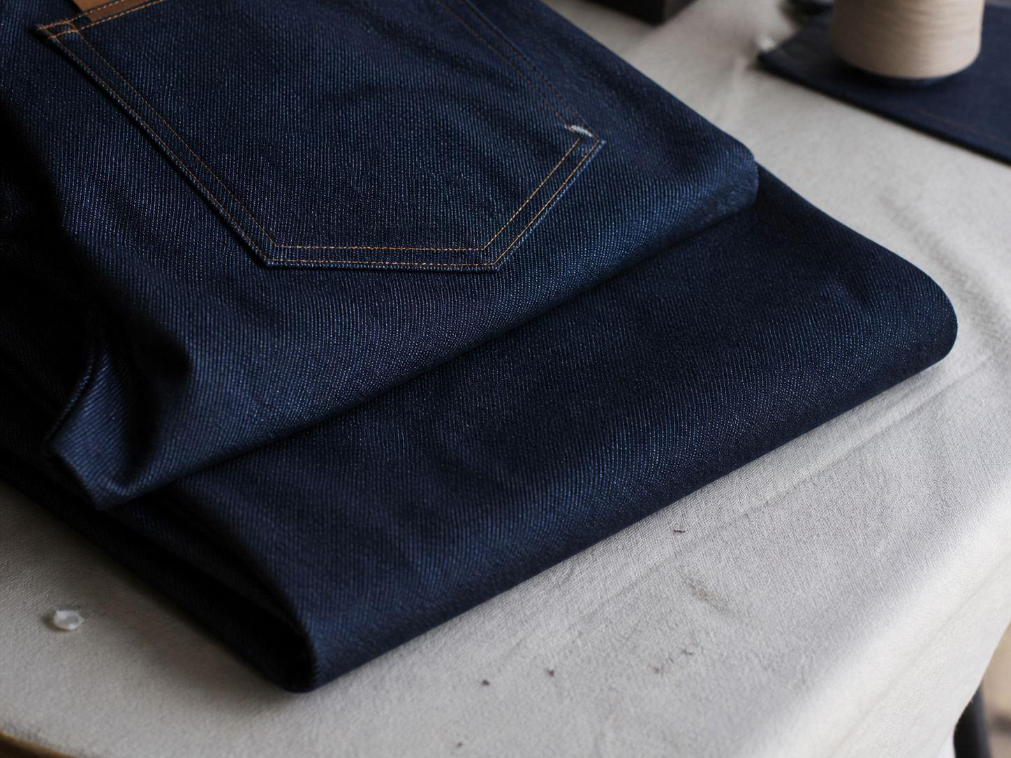 Raw denim và dry denim đều là denim thô chưa wash
