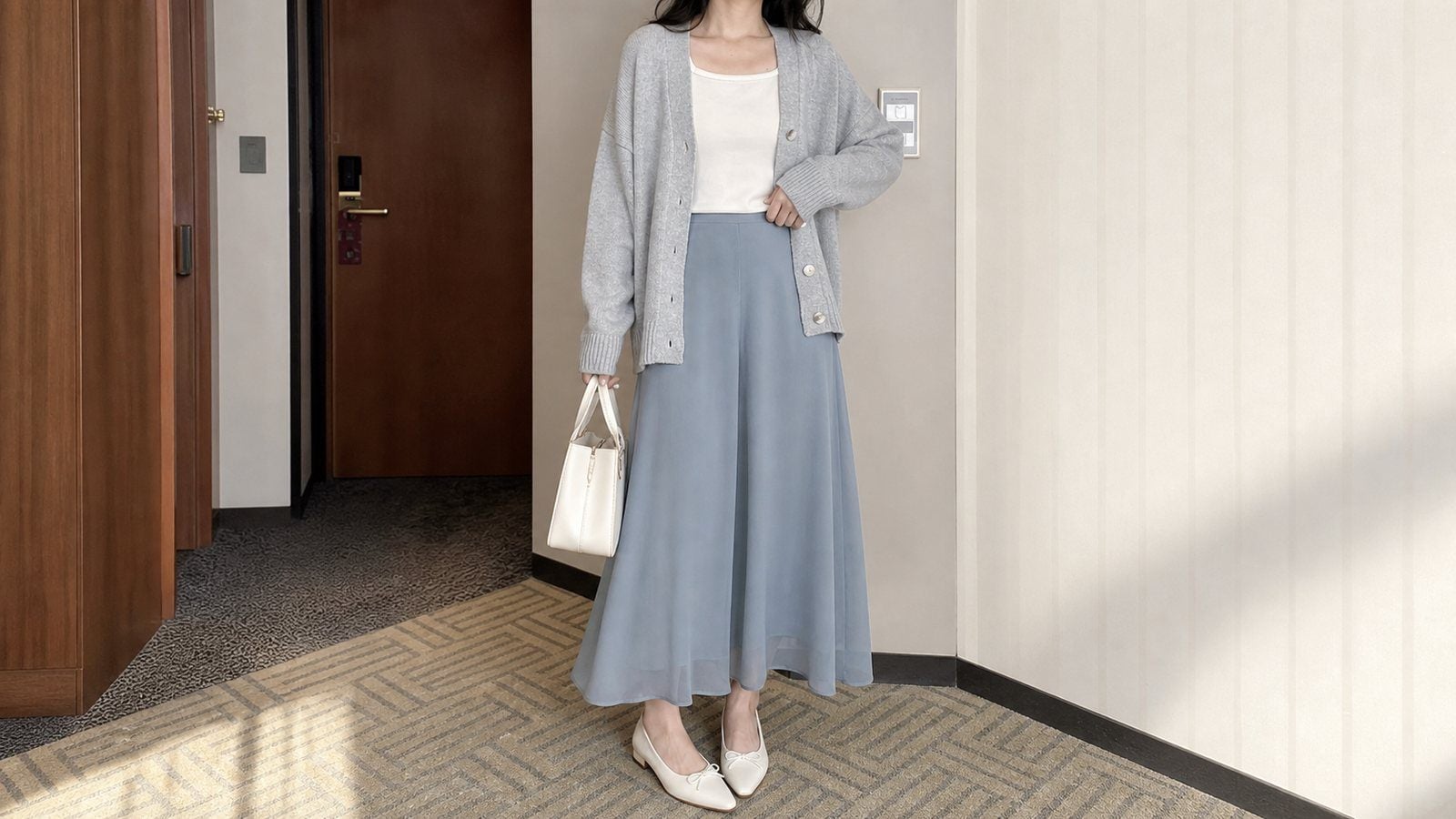 Cardigan ghi sáng phối váy xanh khói khi muốn mặc mềm hơn