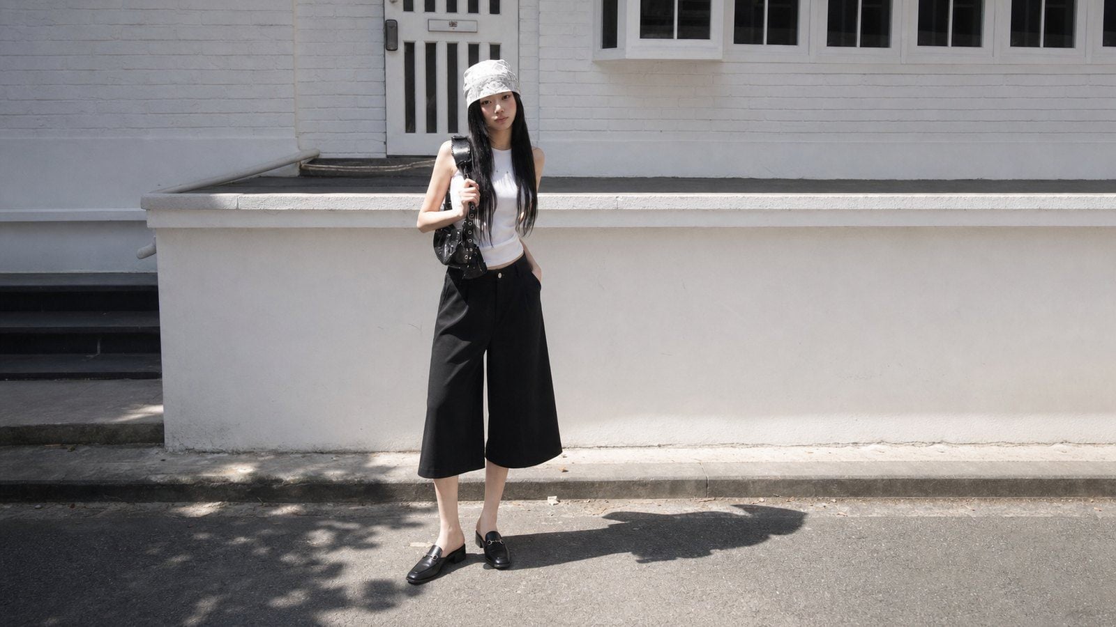 Mule hoặc loafer thanh hợp với culottes công sở hoặc set đồ đứng đắn