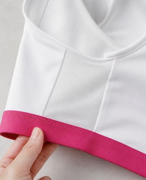 Kiểm tra chất liệu và đường may của bra thể thao trước khi mua
