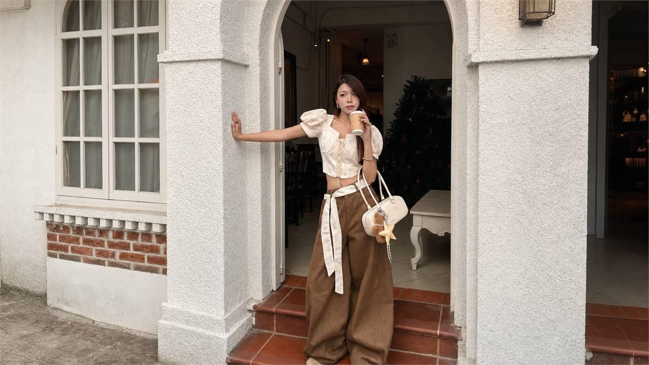 Quần ống rộng phối peplum hoặc áo chiết eo để tạo đường cong