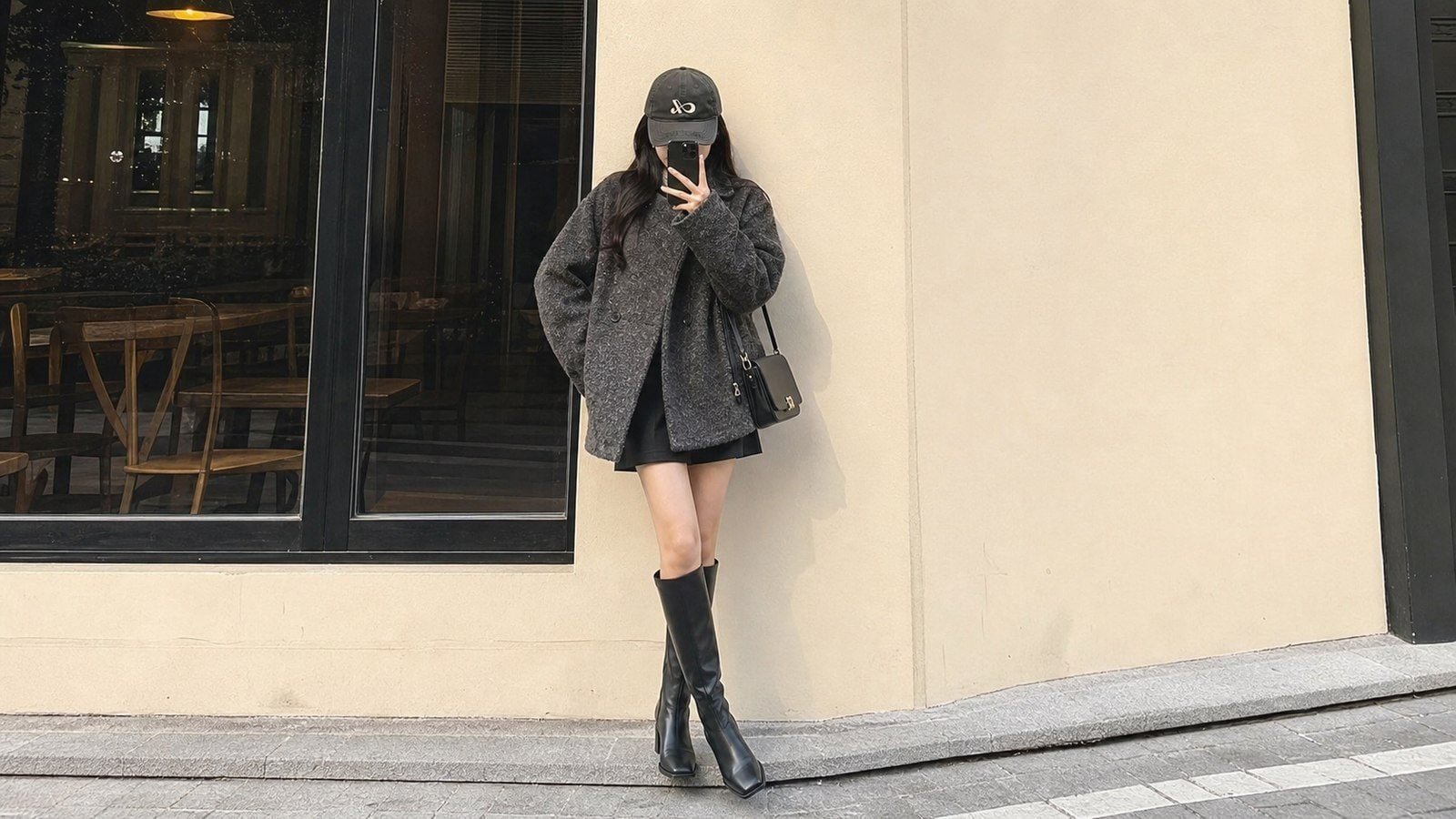 Boots cổ thấp hoặc boots cao cổ đi với áo khoác dạ ngắn
