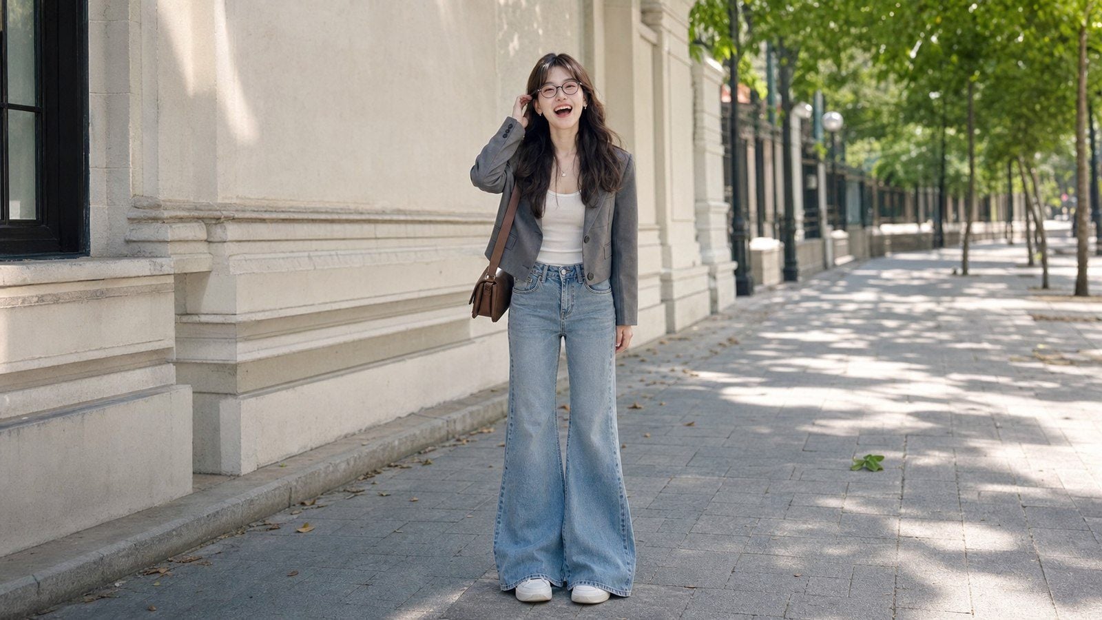 Quần jeans ống loe phối áo hai dây và blazer ngắn