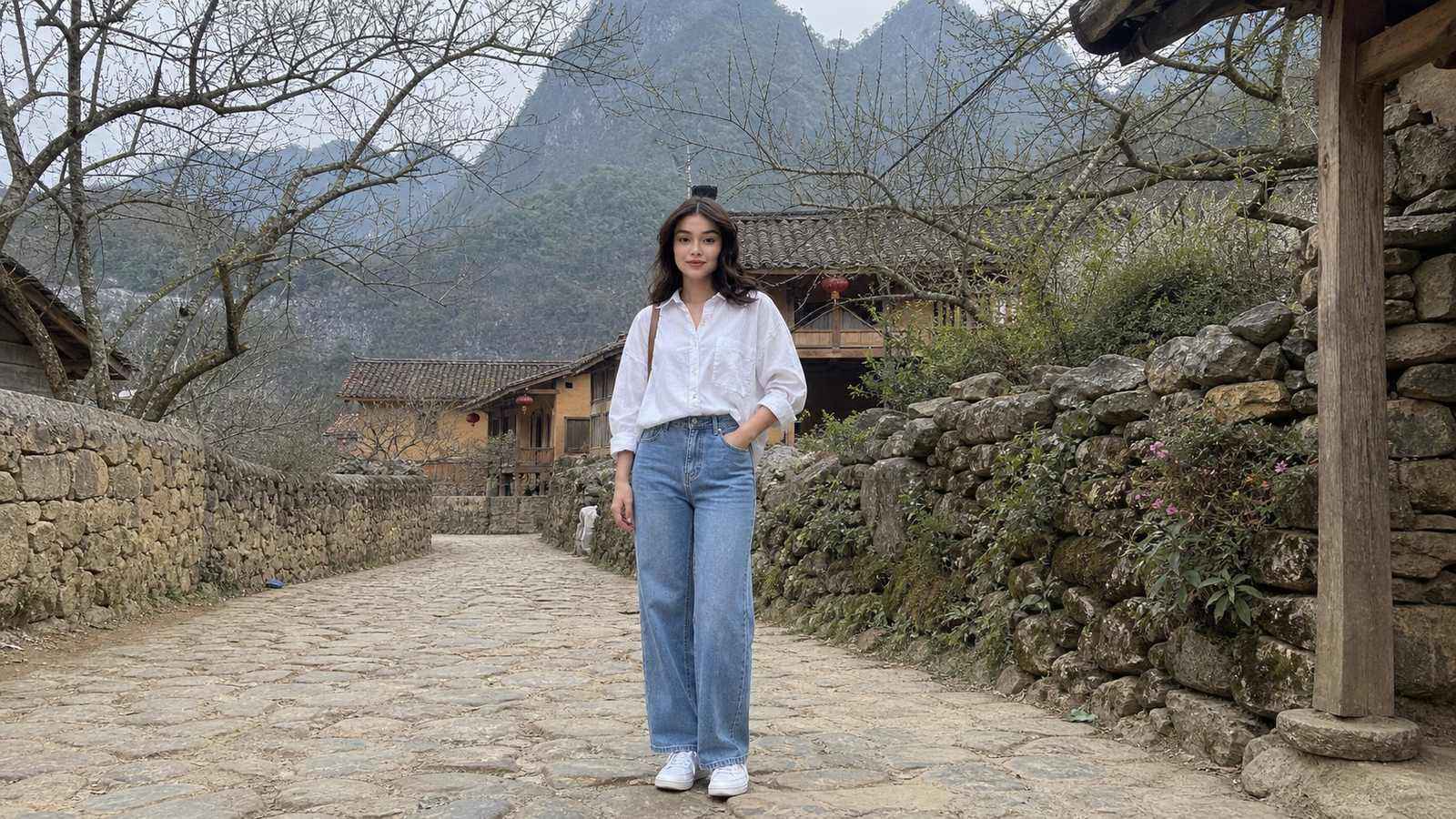 Sơ mi trắng phối quần jeans xanh và sneaker cho ảnh đẹp ở Hà Giang