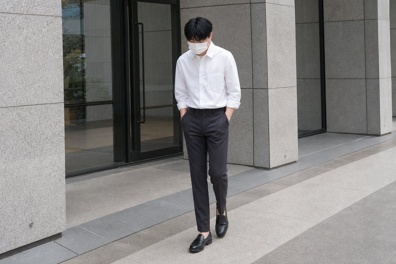 Nam cao 1m7 phối sơ mi trắng với quần âu và giày loafer