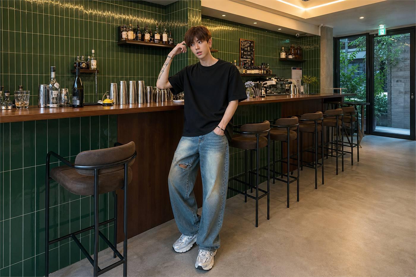 Nam cao 1m7 phối áo thun trơn với quần jeans ống đứng