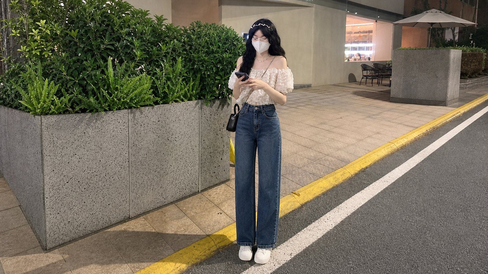 Quần jeans ống đứng giữ được tinh thần gọn gàng mà không ép sát đùi