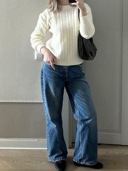 Sweater cổ tròn dễ phối với nhiều kiểu trang phục