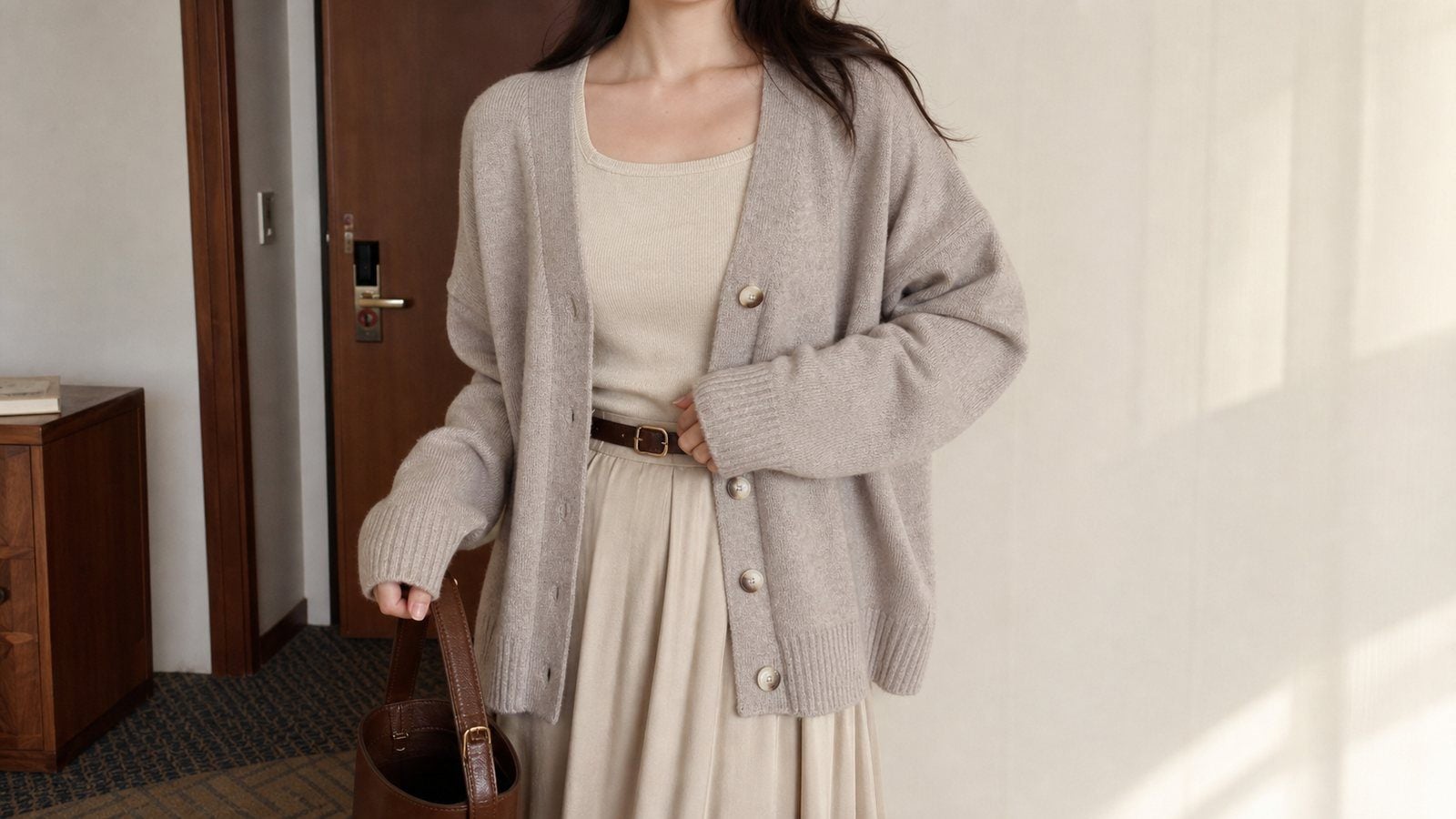 Cardigan ghi ấm phối váy be khi muốn mặc mềm và thanh hơn
