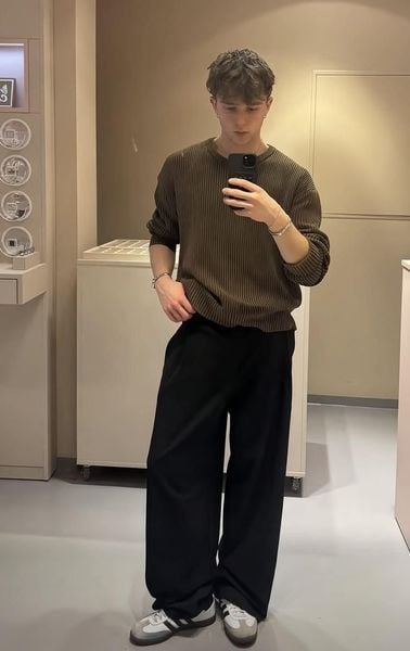 Sweater len dệt kim với bề mặt mềm và có chiều sâu
