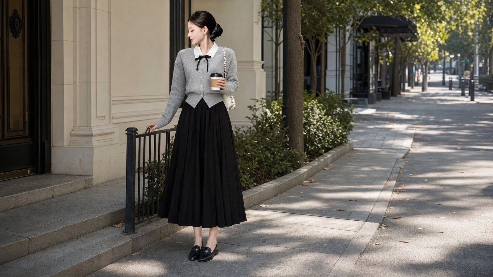 Loafer gọn hợp với chân váy dài đen