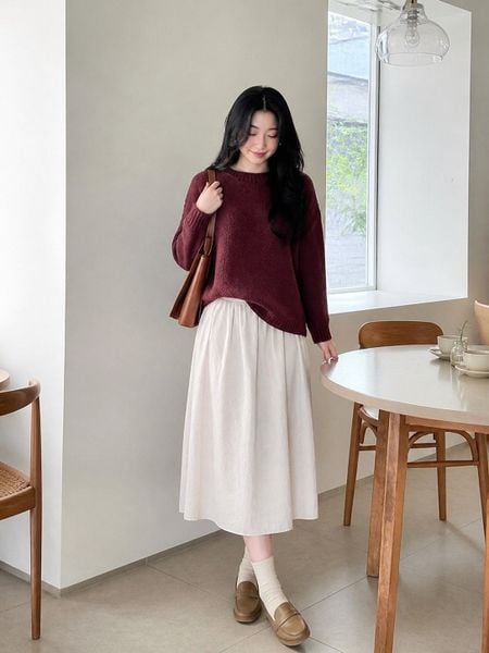 Sweater phối với chân váy tạo vẻ mềm mại, nữ tính