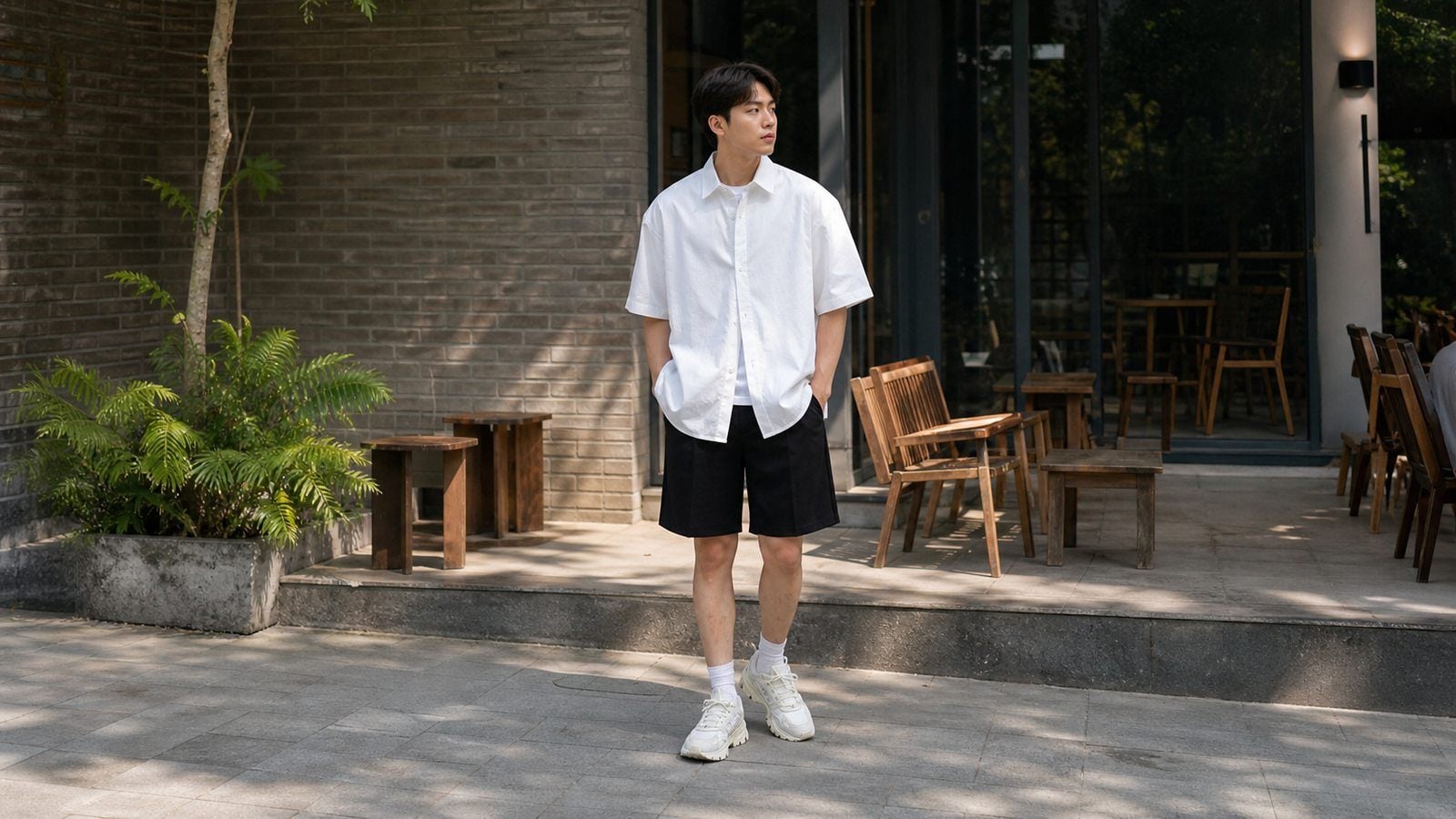 Áo sơ mi trắng nam với quần short