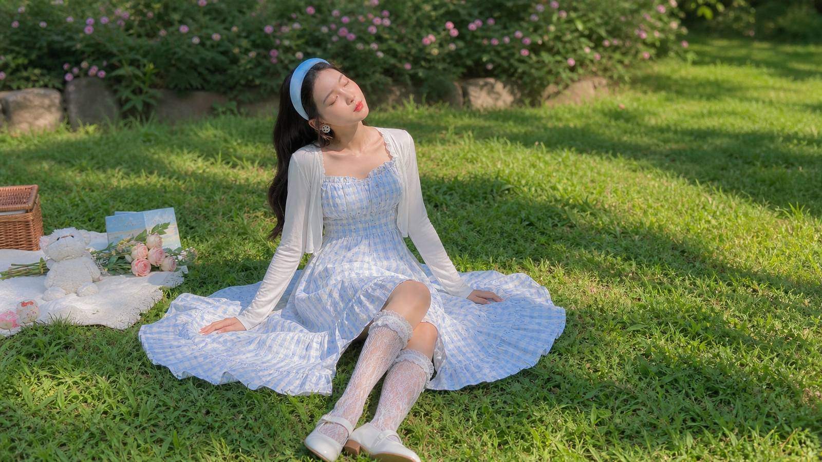 Ngồi bệt với váy xòe và giữ lưng thẳng