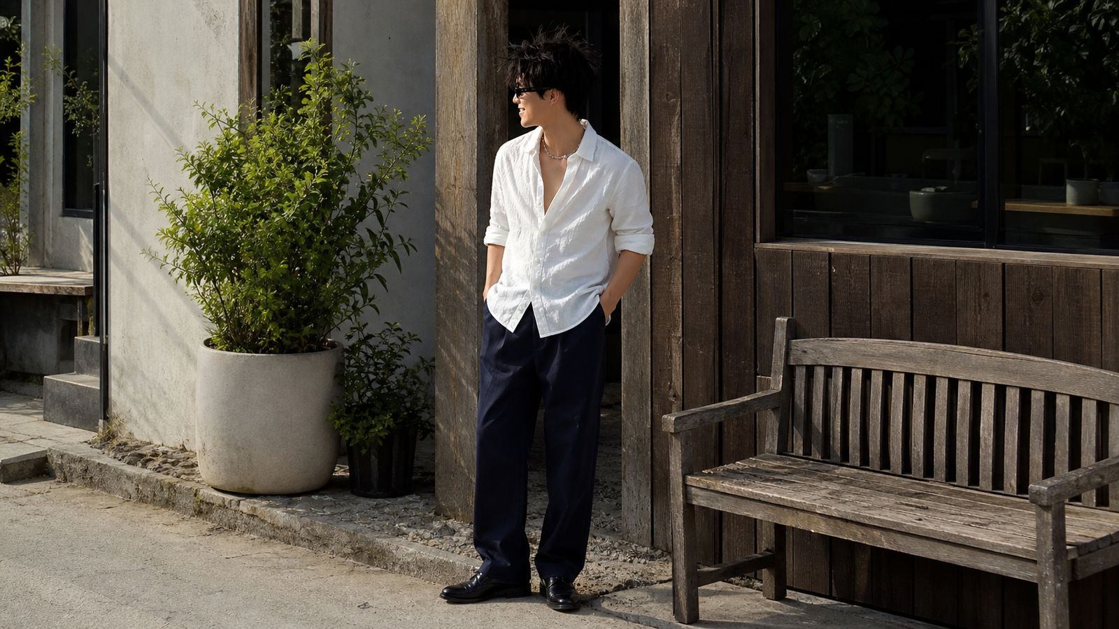 Áo sơ mi trắng nam với quần chinos navy