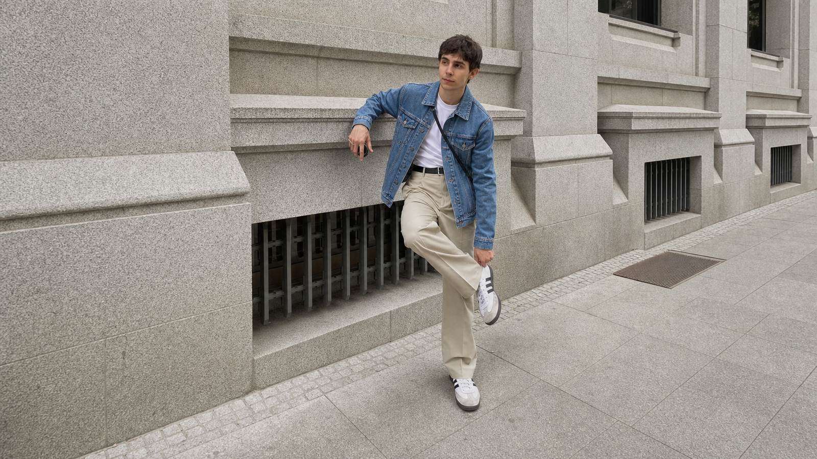 Quần chinos phối áo khoác denim