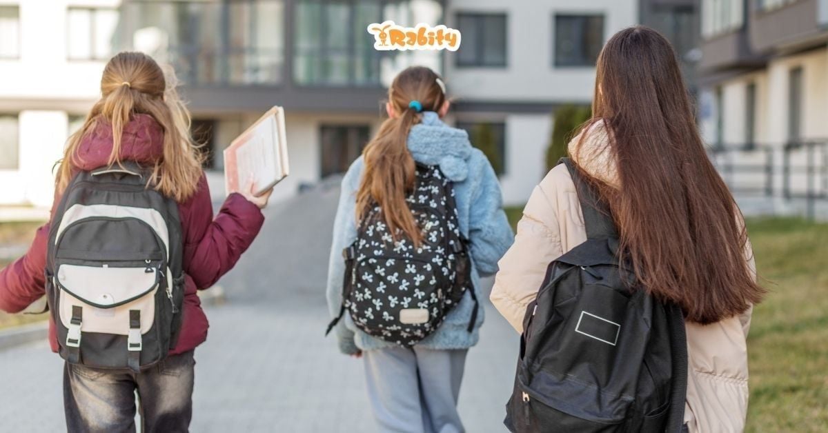Bé 11-14 tuổi: Balo rộng hơn, tối giản và thể hiện phong cách riêng