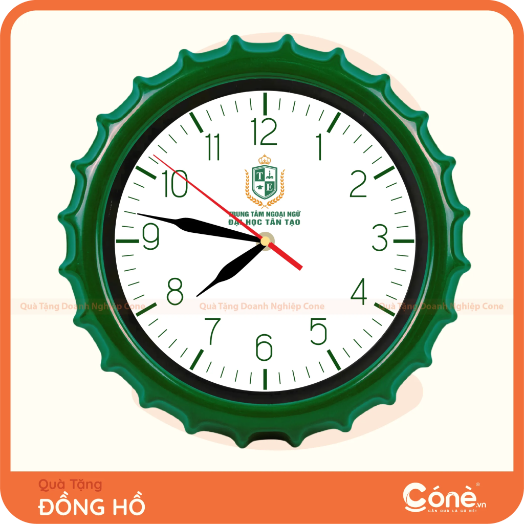 Đồng hồ treo tường có viền xanh lá lượn sóng in logo Trung tâm Ngoại ngữ Đại học Tân Tạo