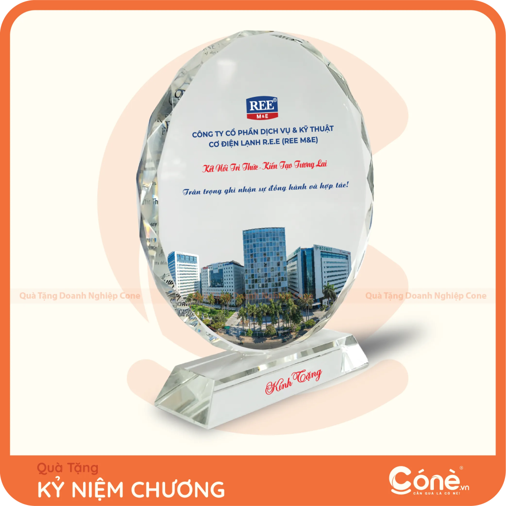 Kỷ niệm chương Dấu Ấn pha lê in logo REE M&E kèm hình ảnh tòa nhà