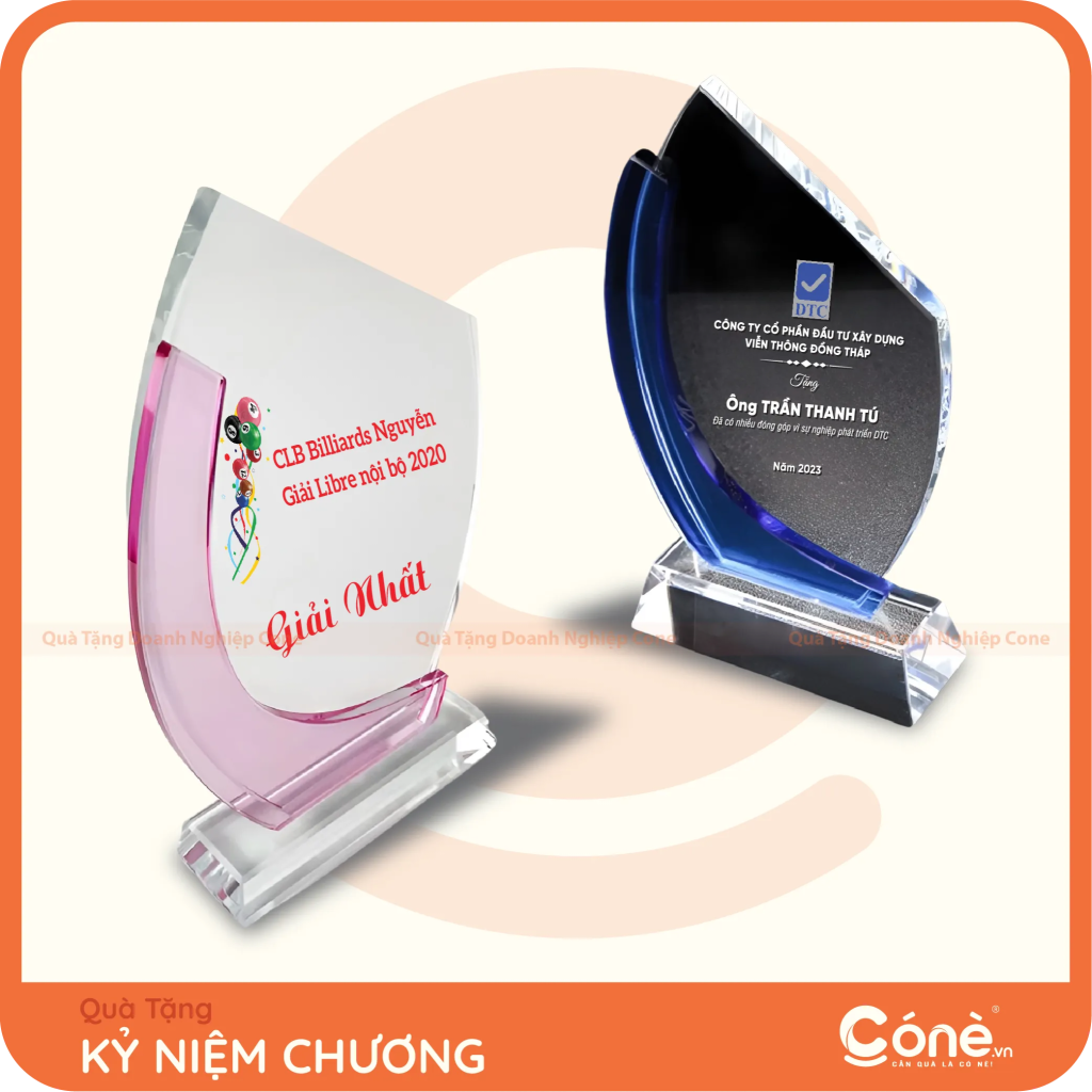 Kỷ niệm chương pha lê màu hồng và xanh in logo doanh nghiệp