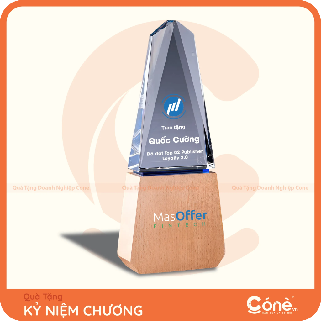 Kỷ niệm chương Khát Vọng pha lê đế gỗ in logo MasOffer Fintech