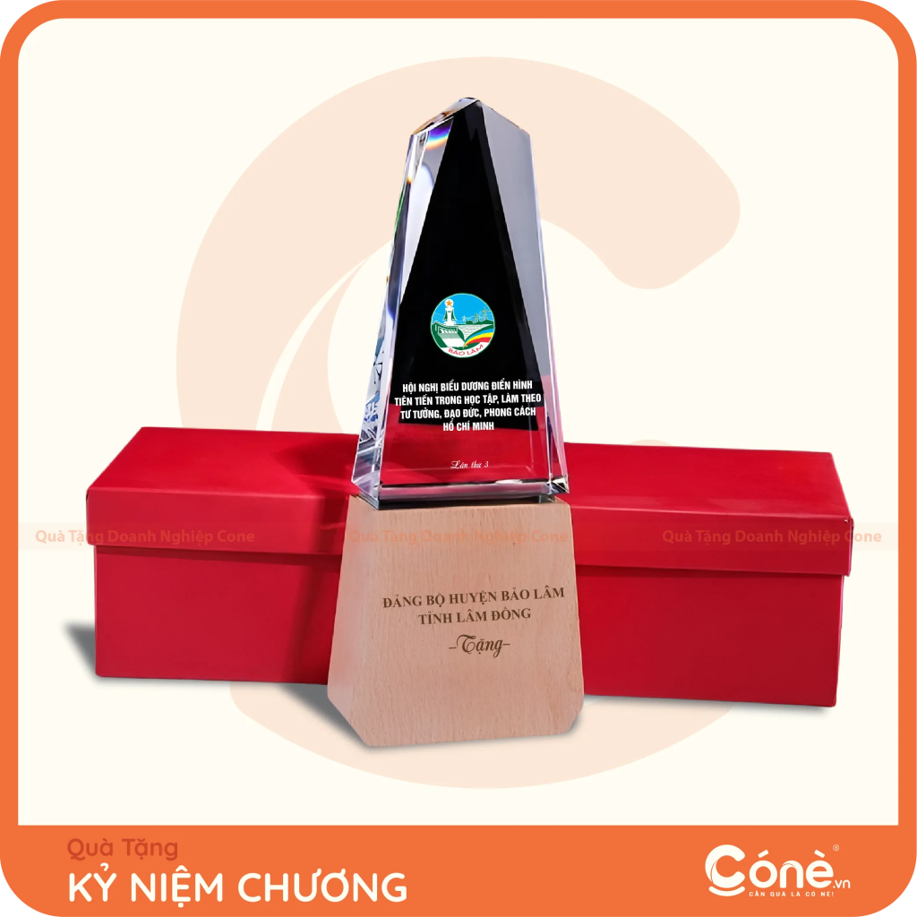 Kỷ niệm chương pha lê đế gỗ Đảng bộ huyện Bảo Lâm kèm hộp quà đỏ