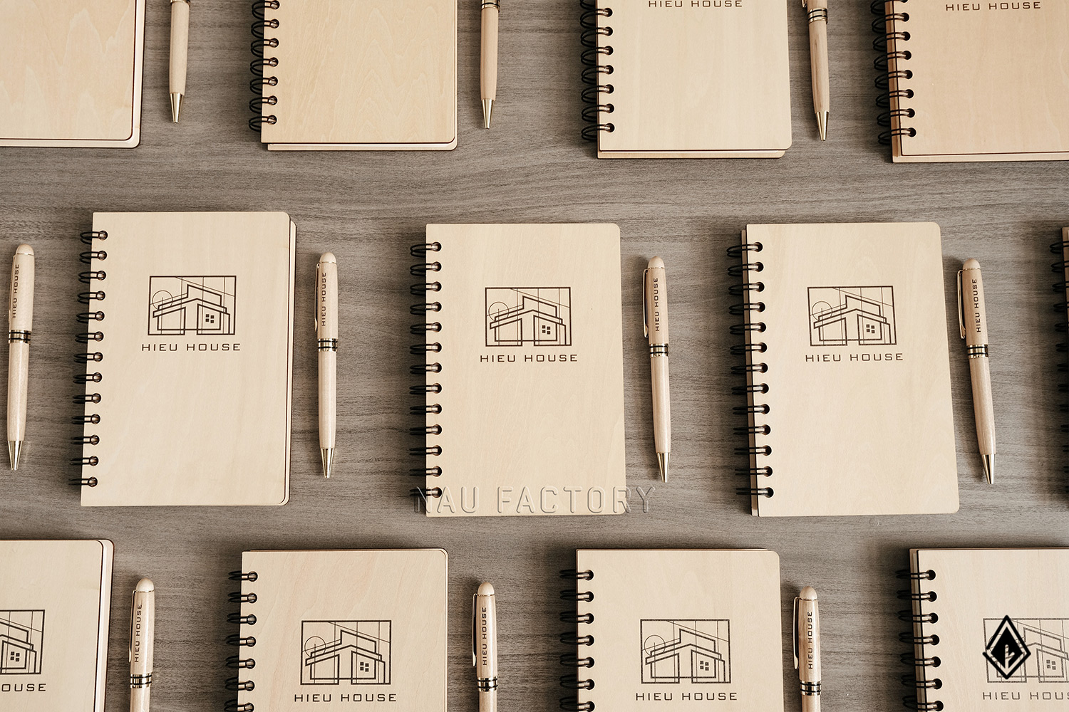 set sổ và bút gỗ