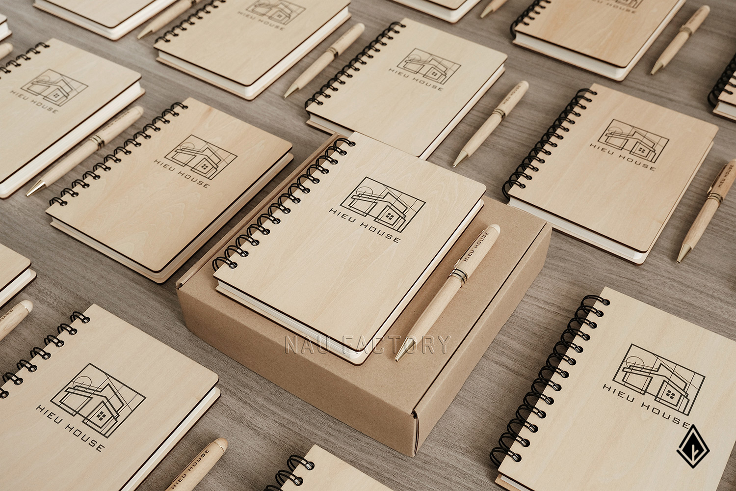 set sổ và bút gỗ