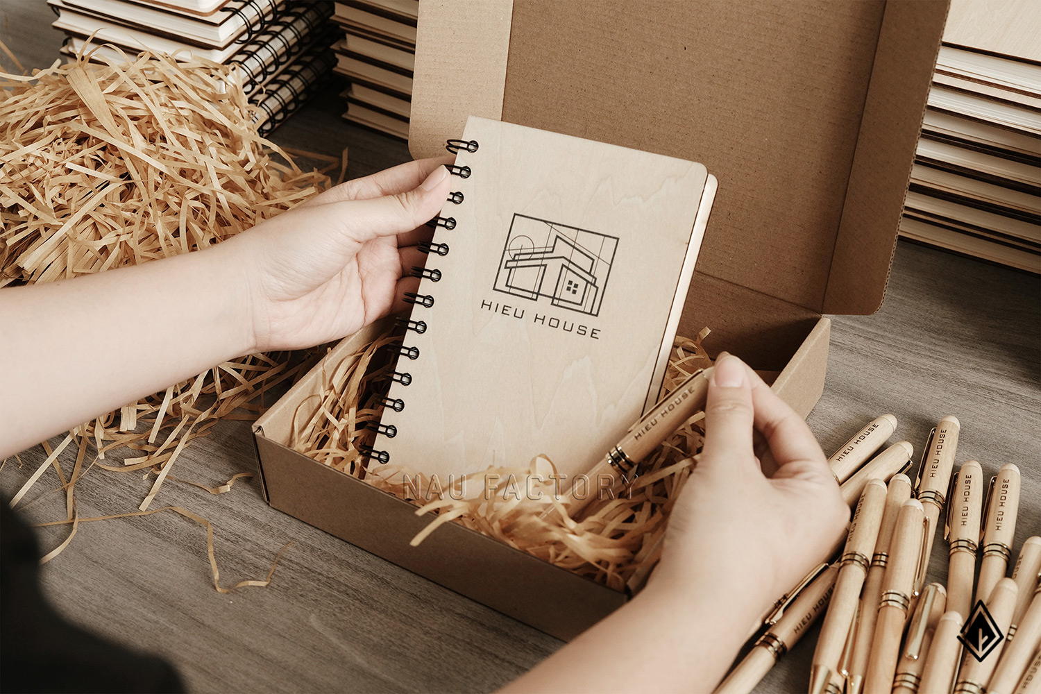 set sổ và bút gỗ