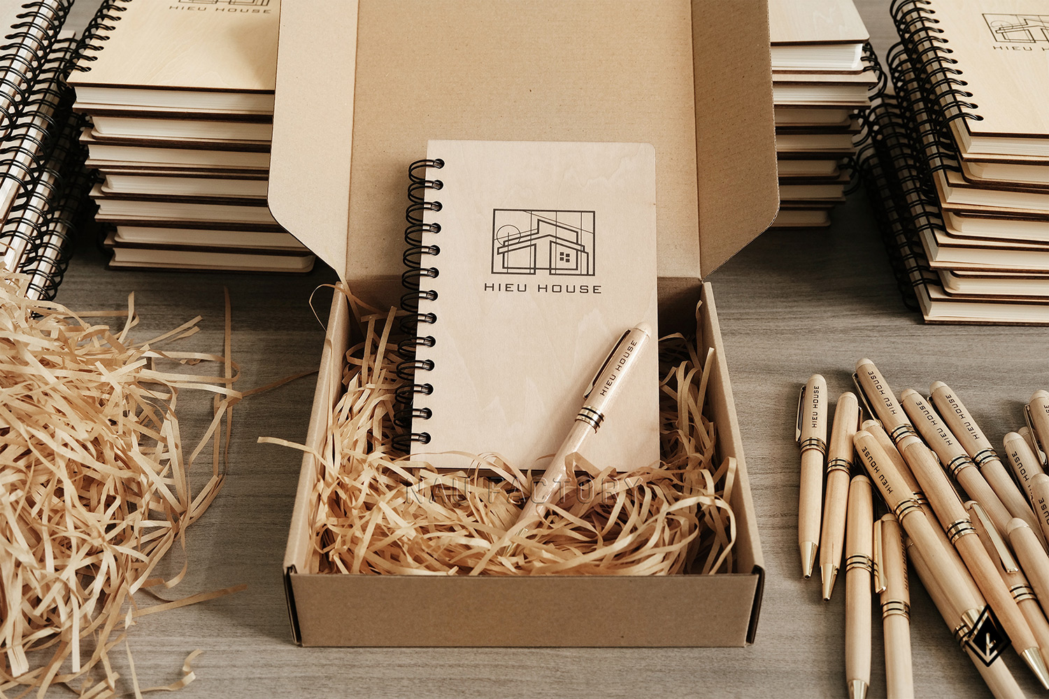 set sổ và bút gỗ