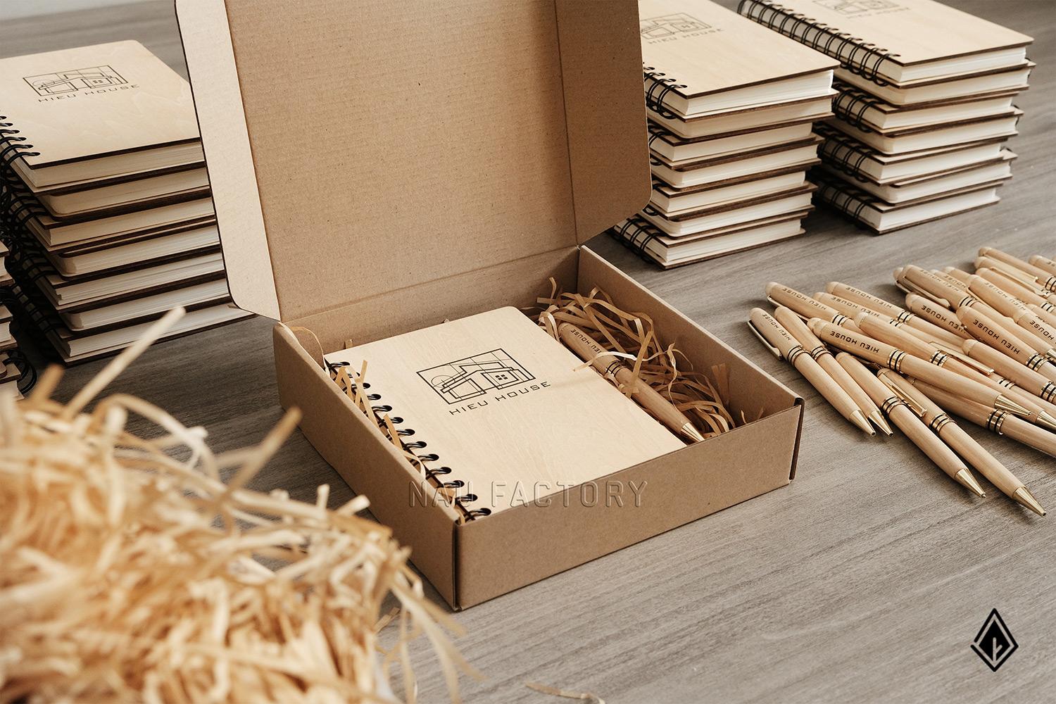 set sổ và bút gỗ