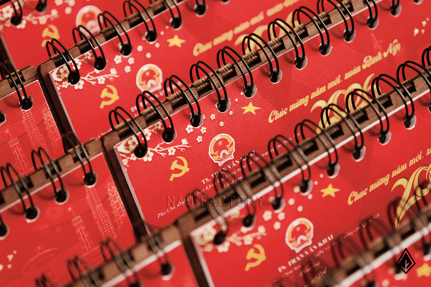 lịch gỗ form ngang