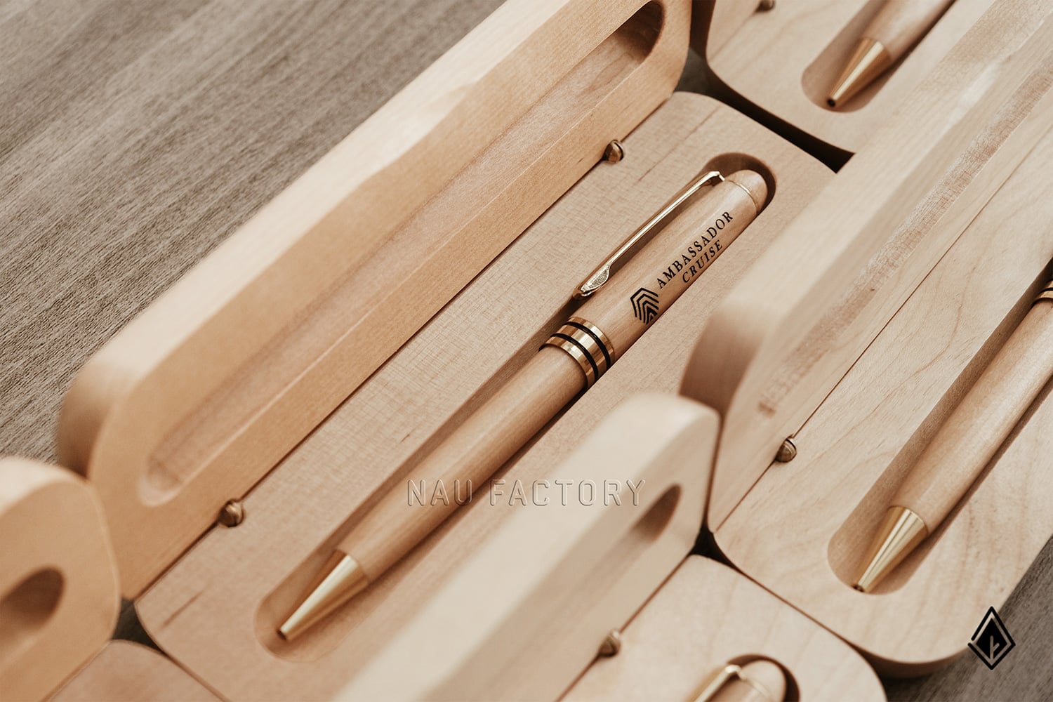 Set bút và hộp bút gỗ