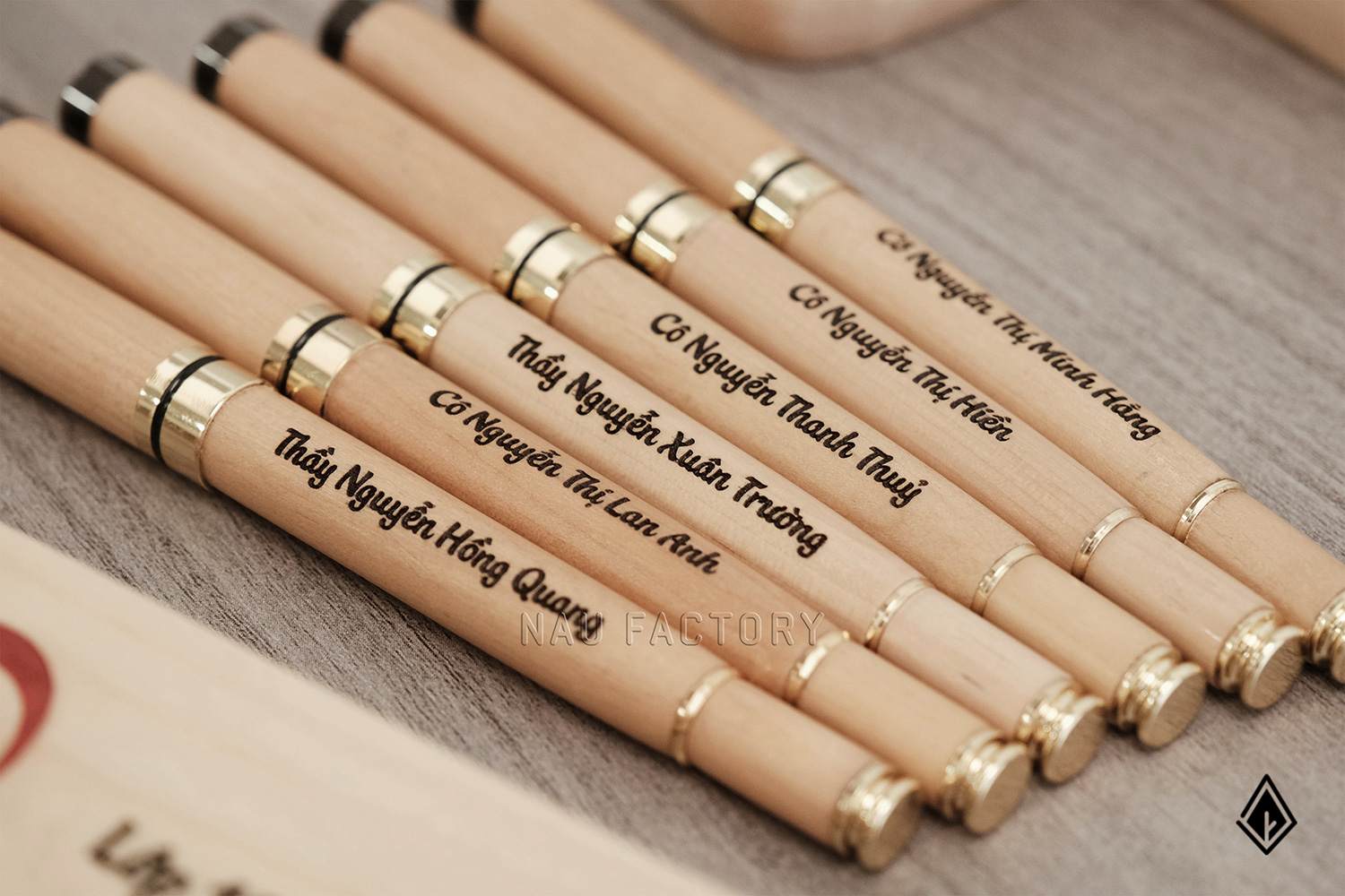 Set bút và hộp bút gỗ