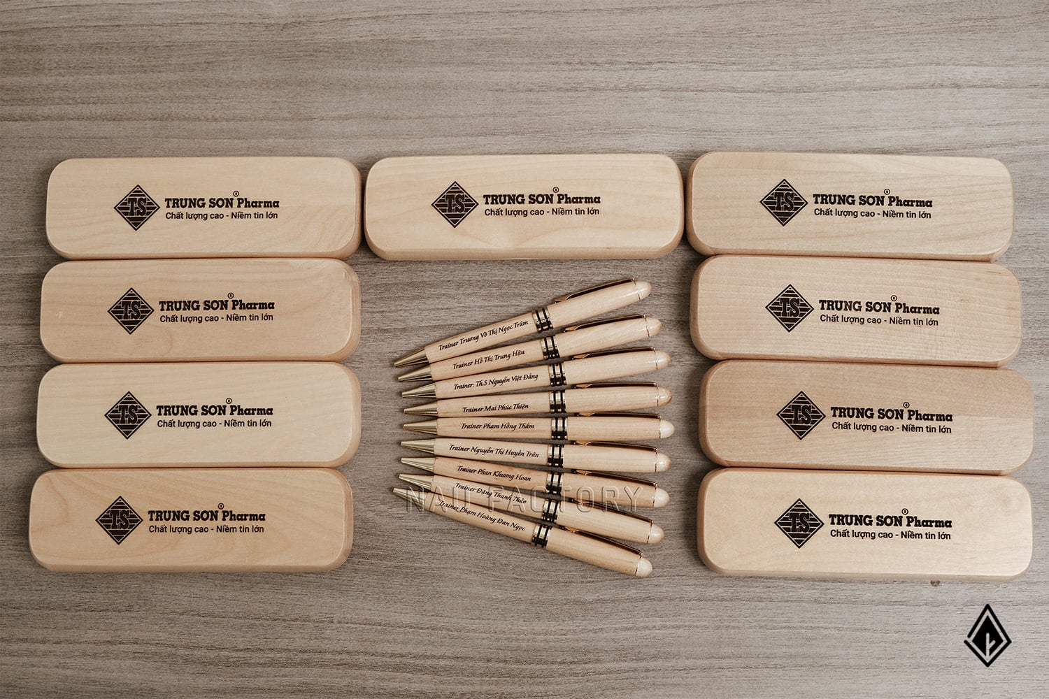Set bút và hộp bút gỗ