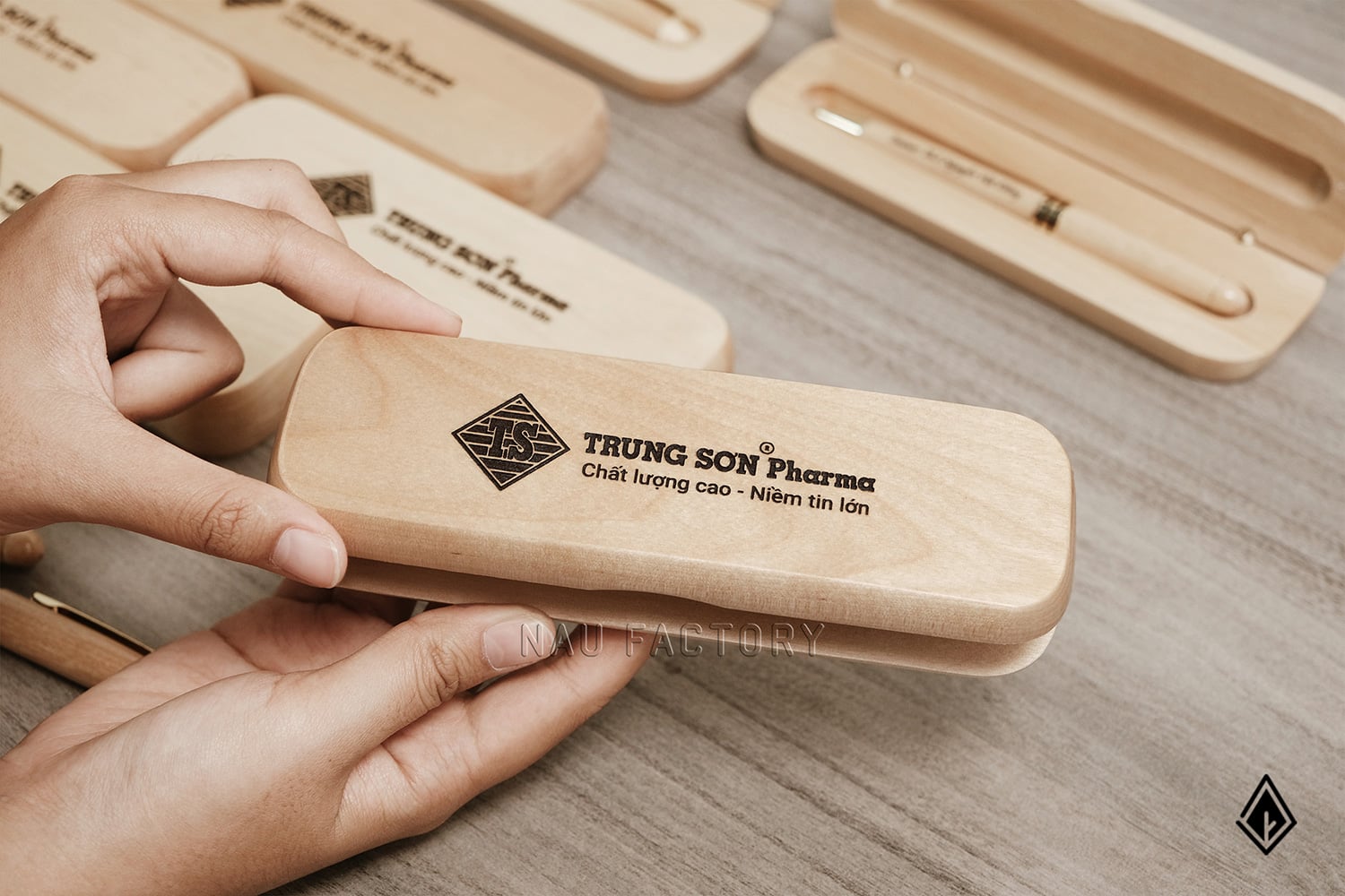 Set bút và hộp bút gỗ