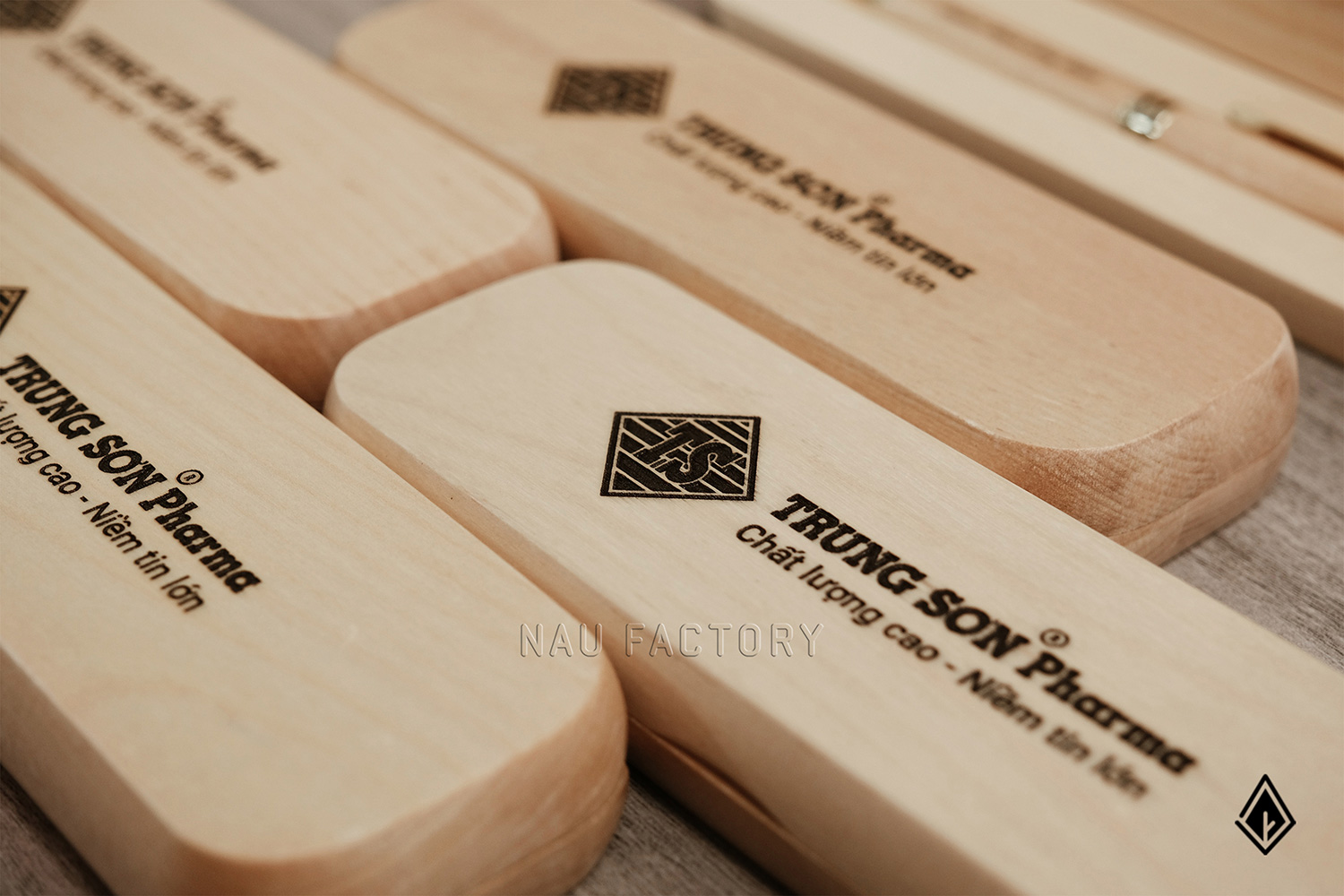 Set bút và hộp bút gỗ