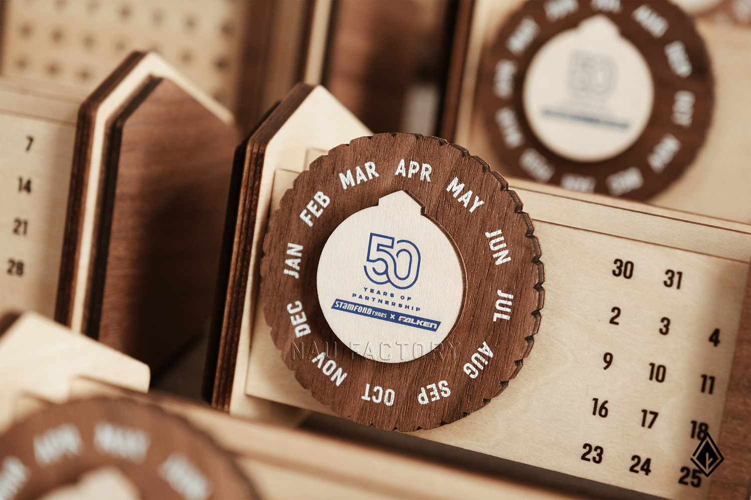 lịch gỗ vạn niên