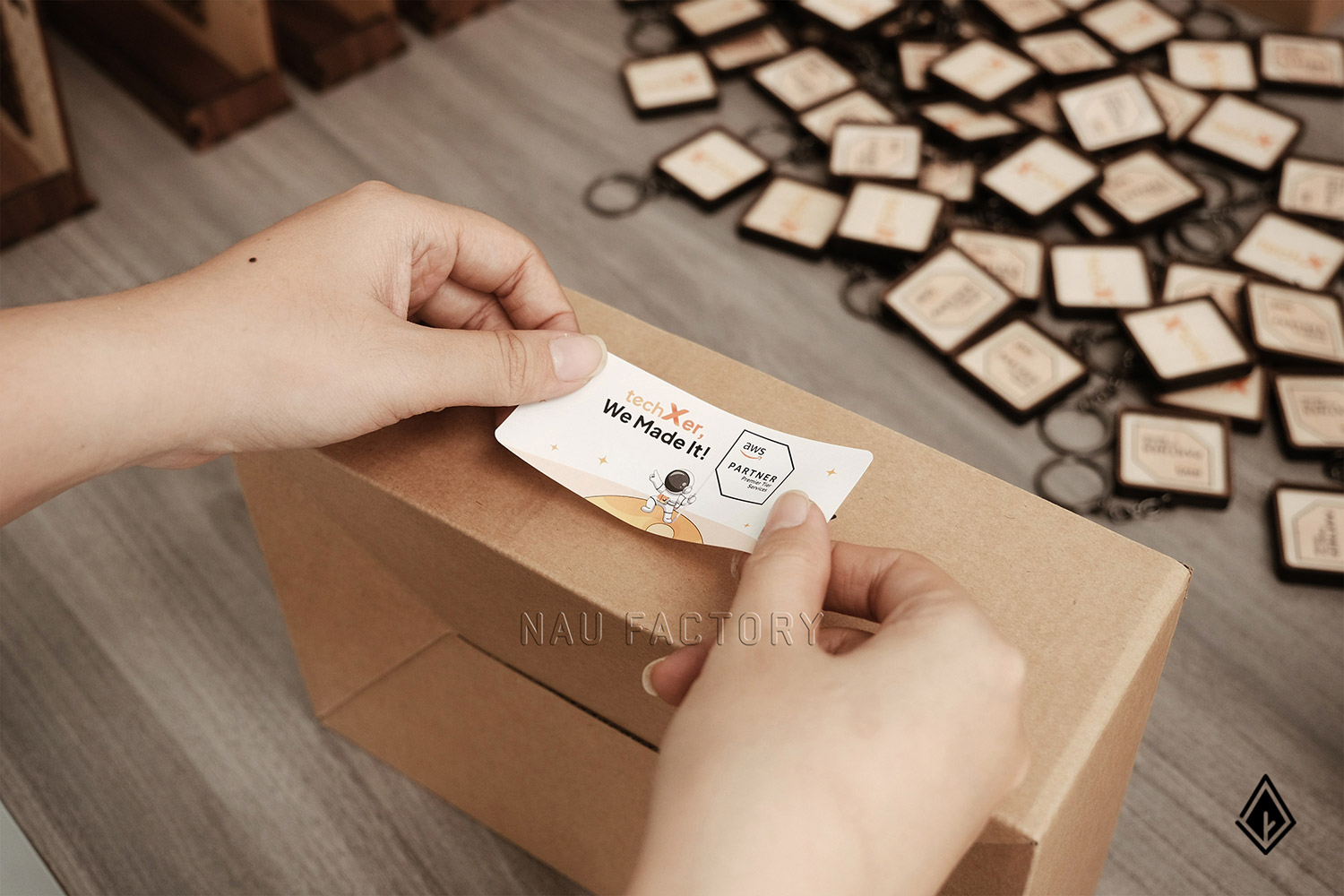 set lịch vạn niên và móc khóa gỗ